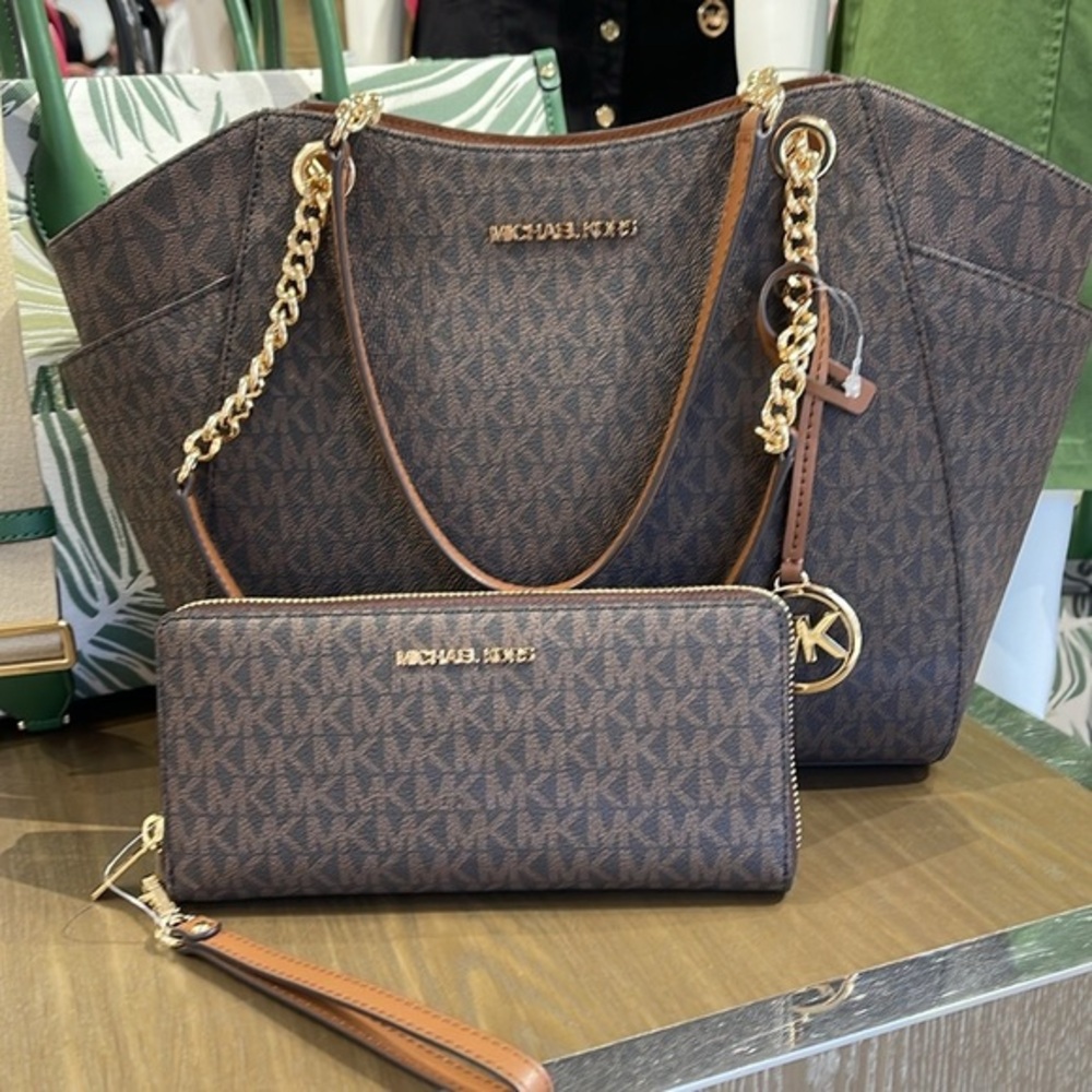 MICHAEL KORS
Jet Set Lg Shoulder Bag & JST Lg Travel CONTINENTAL wallet-wristlt